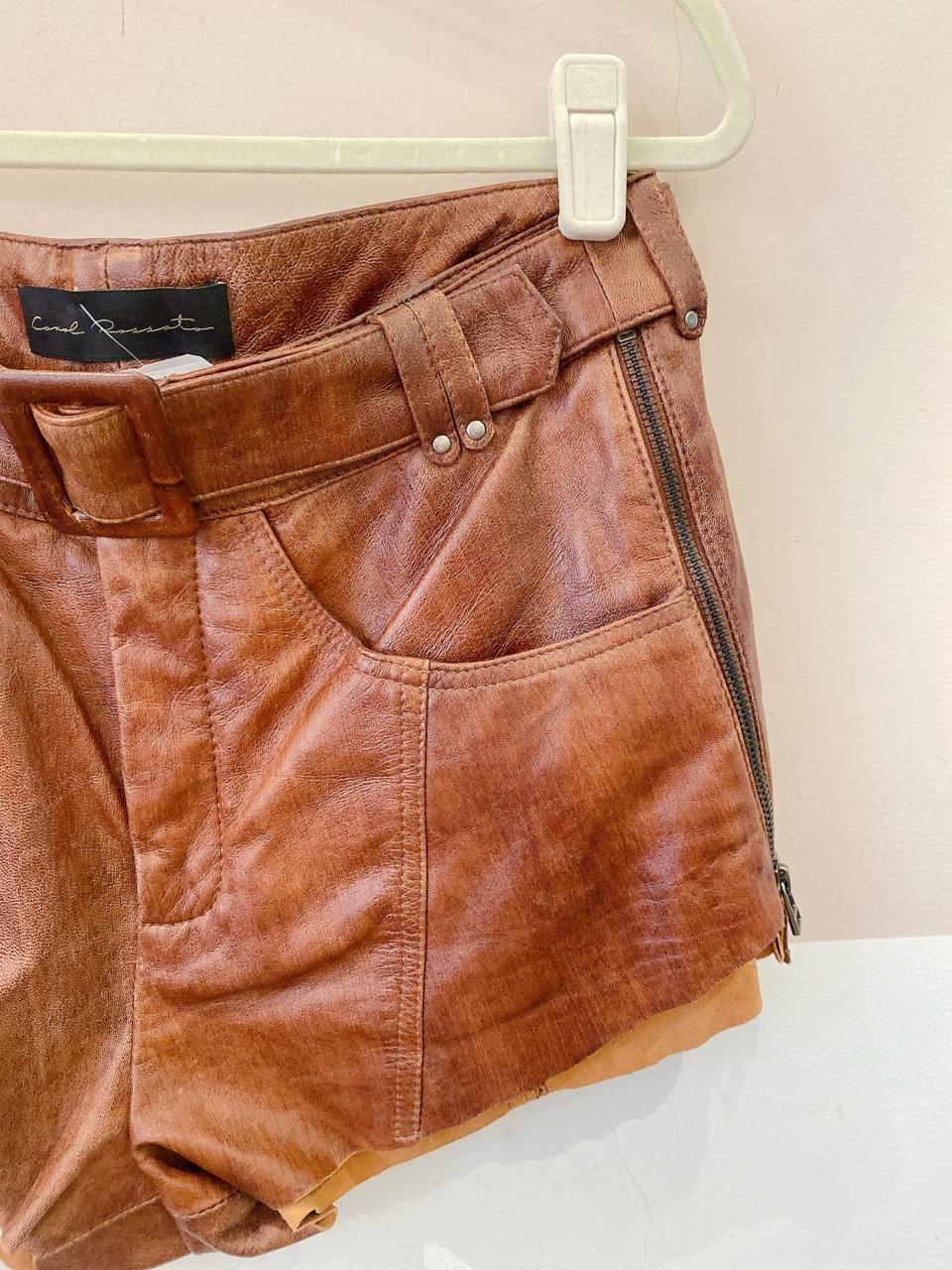 Short couro marrom cinto Carol Rossato 36