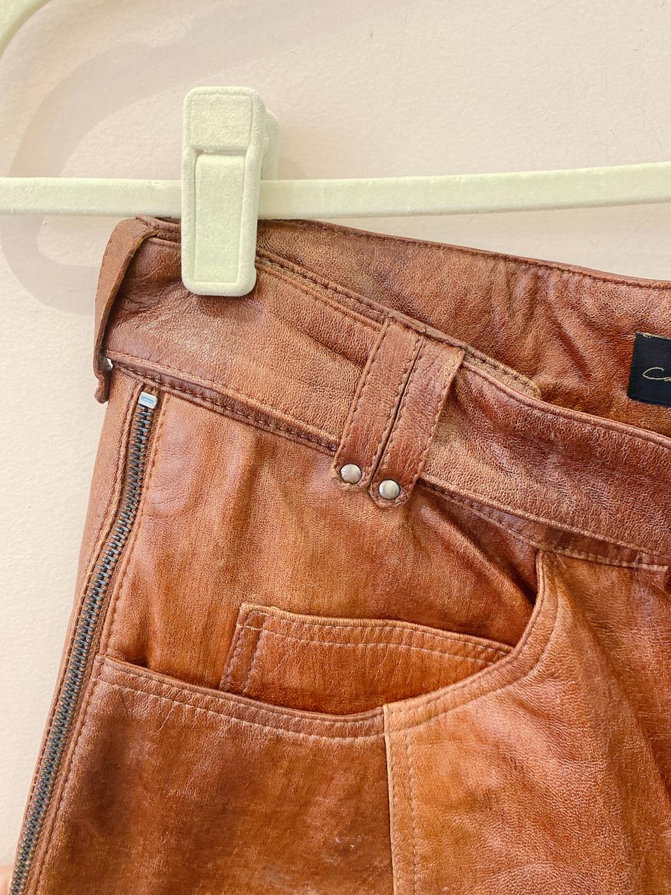 Short couro marrom cinto Carol Rossato 36
