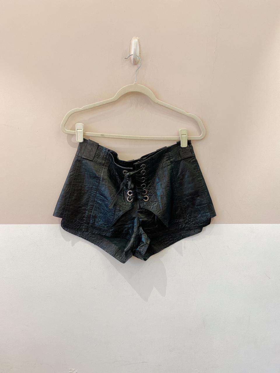 Short couro preto cadarço 34