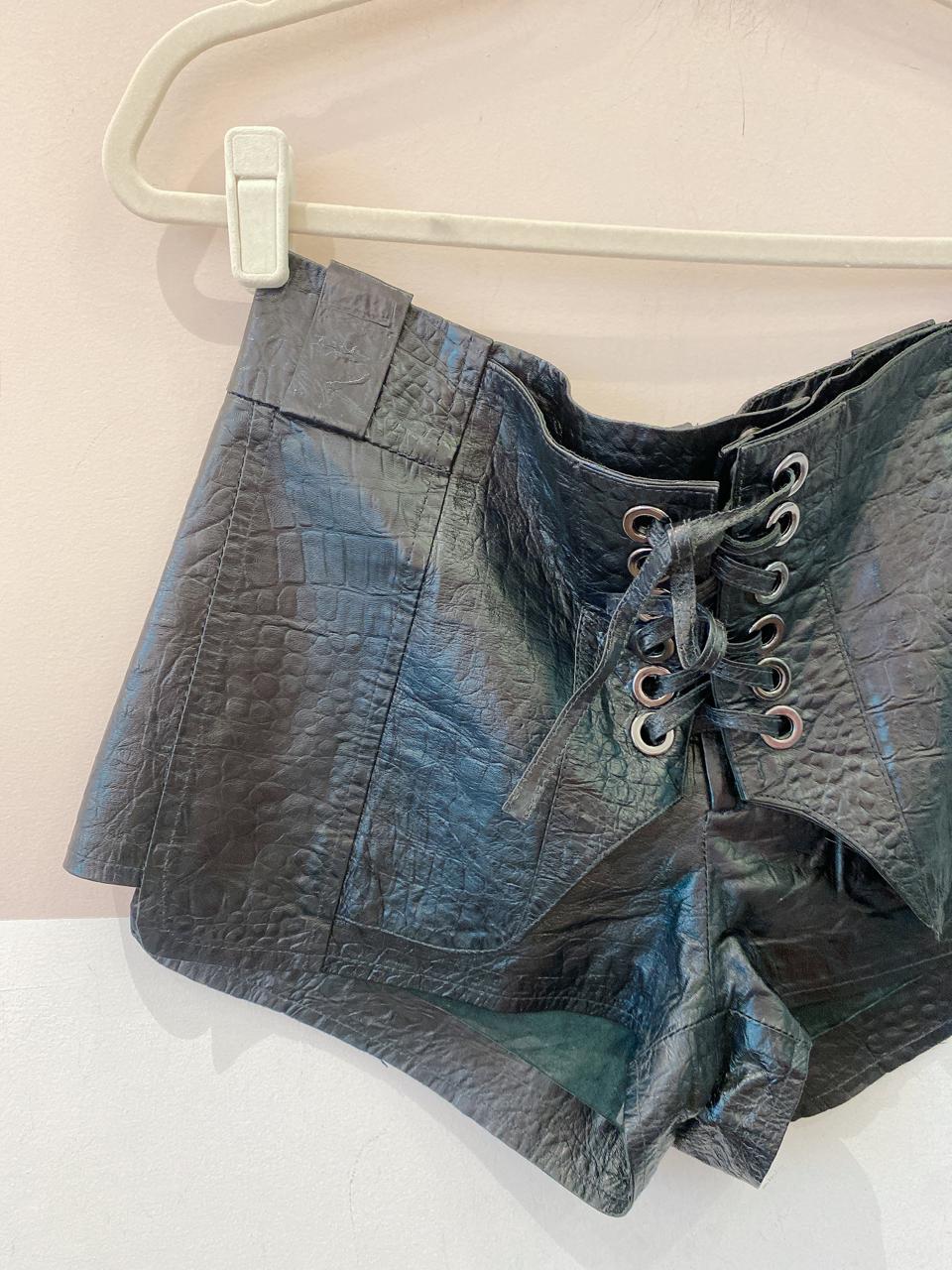 Short couro preto cadarço 34