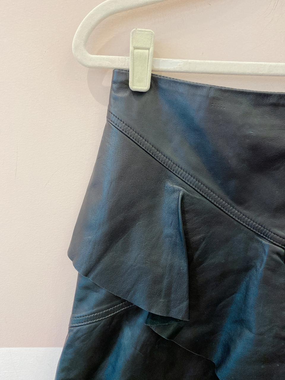 Minissaia preta couro babado Ateen 36