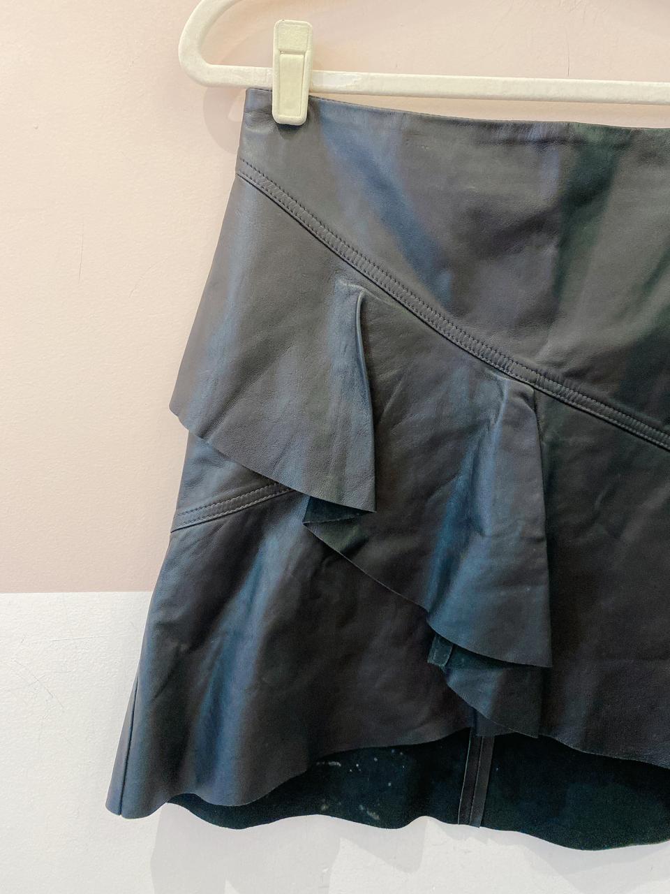 Minissaia preta couro babado Ateen 36