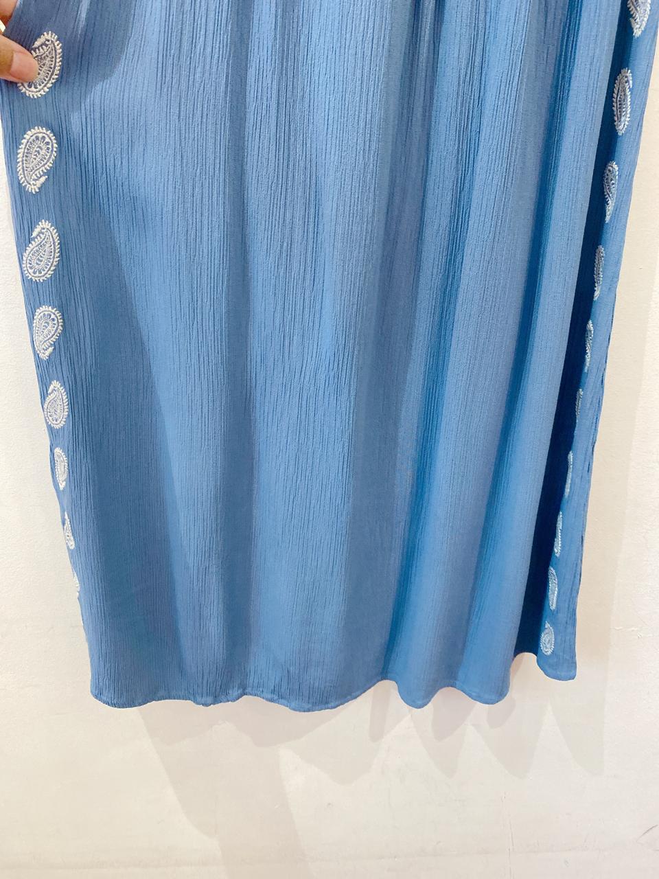 Saia azul elástico bordados Maria Filó P