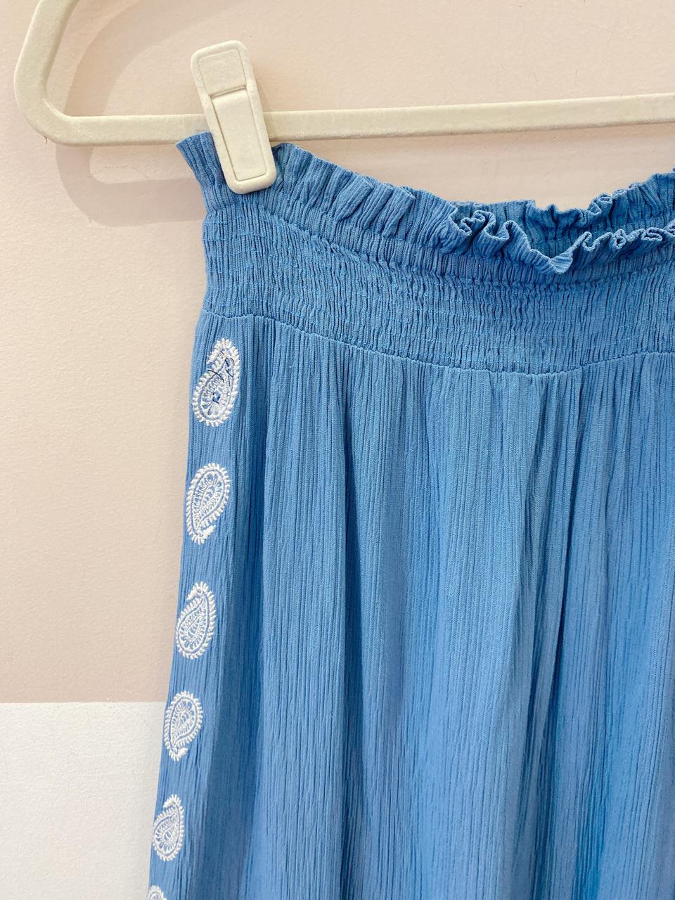 Saia azul elástico bordados Maria Filó P