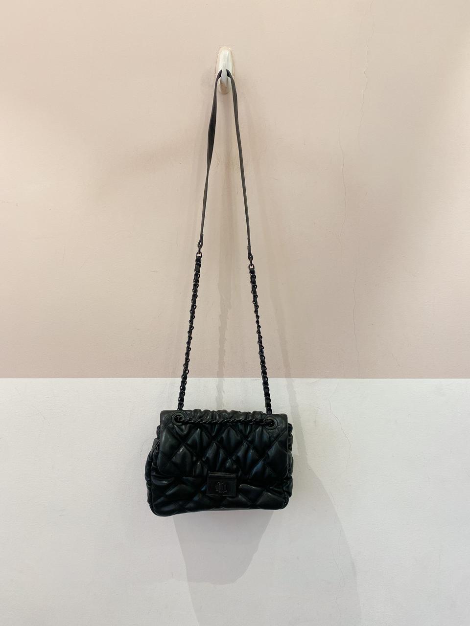 Bolsa preta matelassê Renner