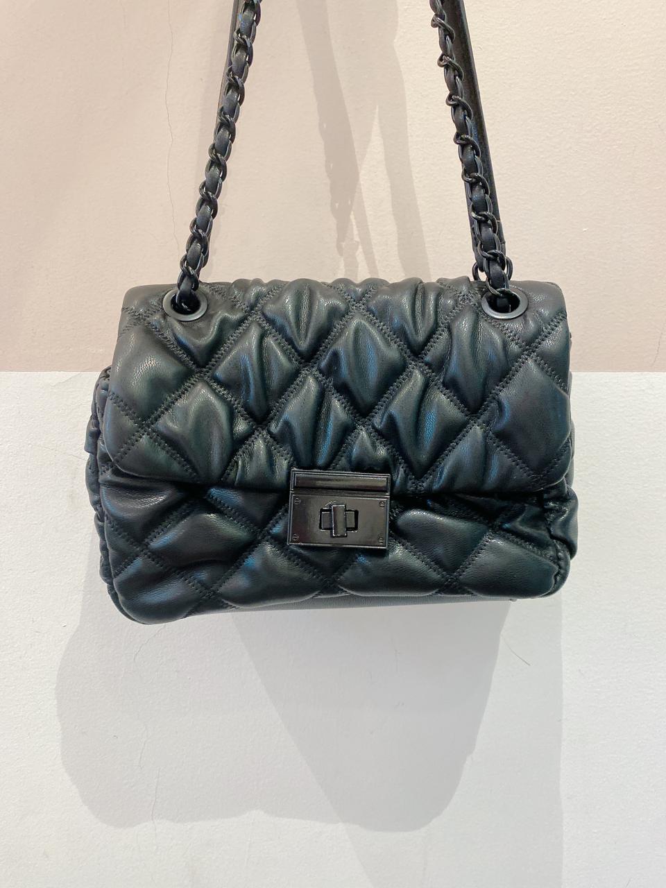 Bolsa preta matelassê Renner