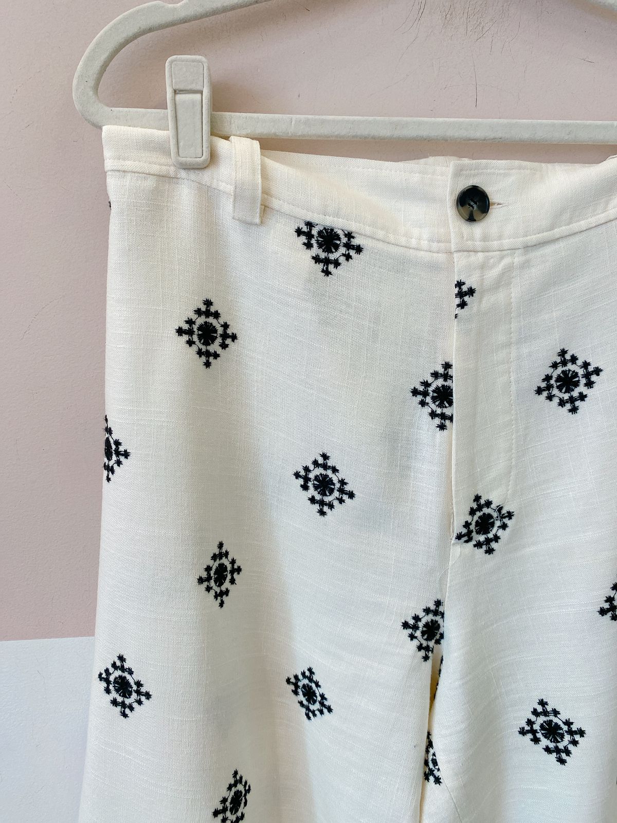 Calça branca bordada Zara M